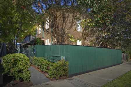 Leafy living steps from Ripponlea Village - Photo 2