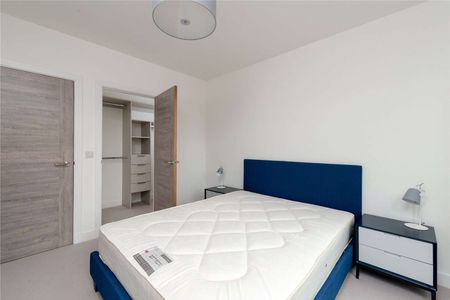 Beautifully finished one-bedroom flat with private parking in sought-after Waverley Square - Photo 3