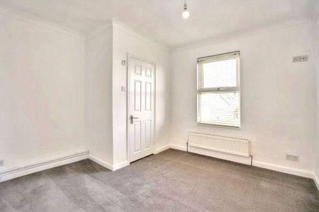 2 bed terraced house to rent in Western Road, Maidstone, ME16 - Photo 2