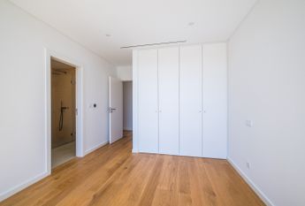 Moradia T6 de arquitetura moderna inserida no Golfe de Oeiras