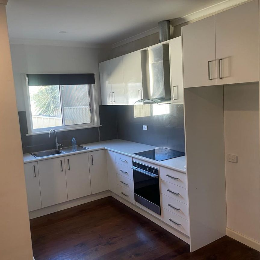 Great location for rent !! Appointment Only. Call Sam 0416395119. - Photo 1