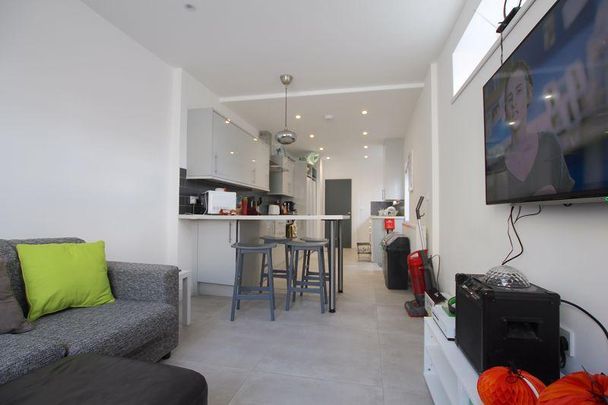 6 bedroom terraced house to rent - Photo 1