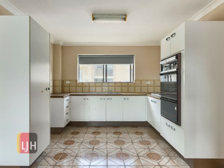 ONE OF THE BIGGEST TWO BEDROOM UNITS IN PRIME LOCATION! - Photo 2