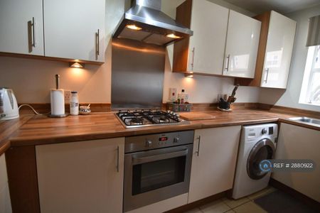 4 bedroom end of terrace house to rent - Photo 4