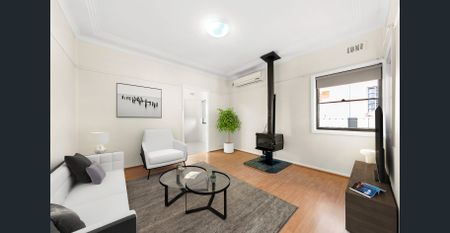 Perfectly Located Three Bedroom Family Home with Air Conditioning! - Photo 4