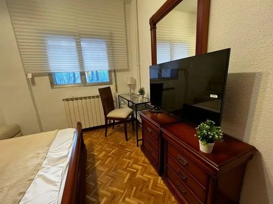 Calle Paredes de Nava, Madrid, Community of Madrid 28017 - Foto 1