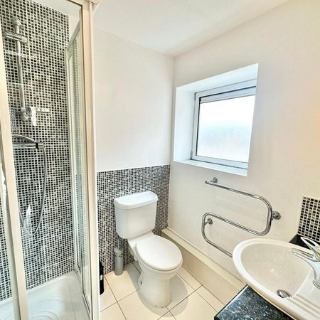 1 bedroom in a flat share to rent - Photo 3