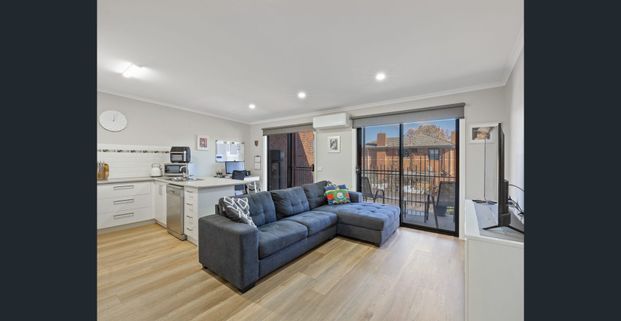 TWO BEDROOM TOWNHOUSE - FULLY FURNISHED ! - Photo 1