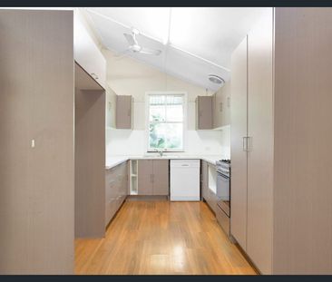 Charming Queenslander Just Minutes from the CBD! - Photo 1