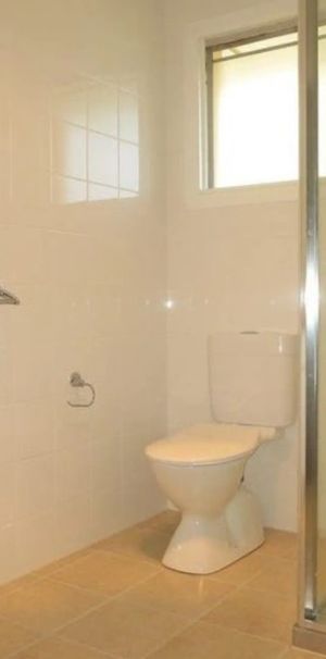 Air-Conditioned Unit in the Heart of Greenslopes - Photo 1