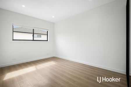 Stunning Brand New 5 Bedroom Home - Photo 4