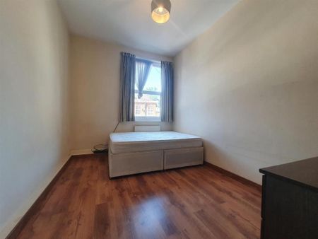 3 bedroom flat to rent - Photo 3