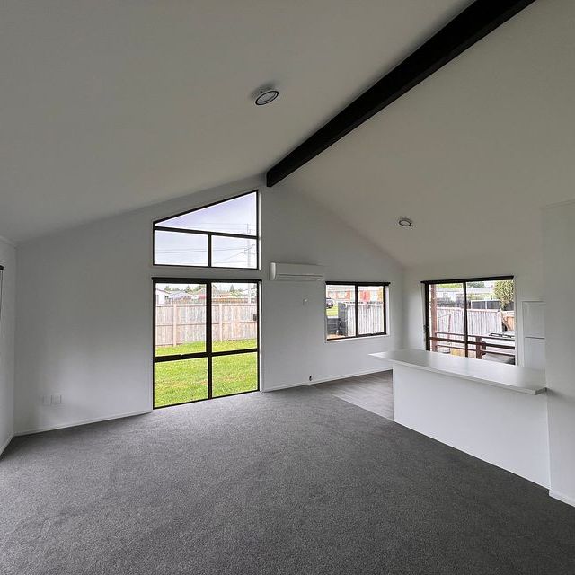 Renovated 3 Bedroom Home - Chartwell - Photo 1