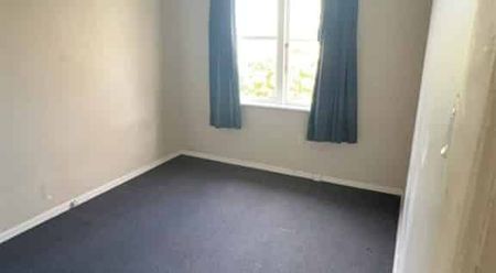Sunny, Comfortable 3 Bedroom Home in Wainuiomata - Photo 3