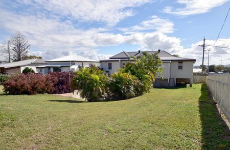 NEAT AND WELL PRESENTED 3 BEDROOM QUEENSLANDER - Photo 4