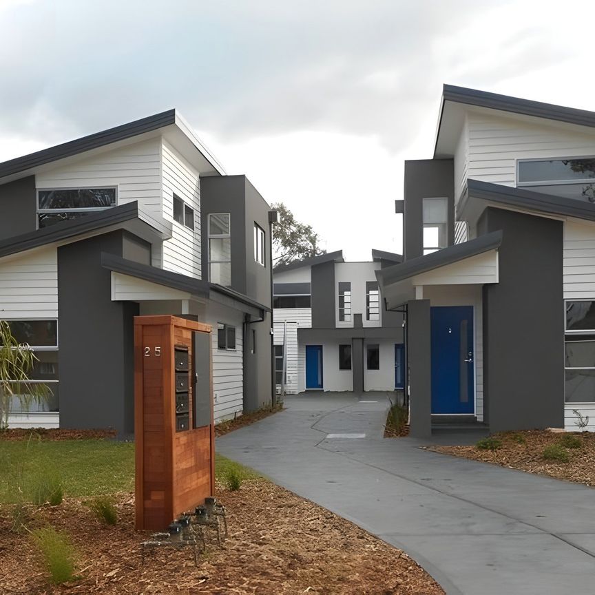 MODERN STYLISH 2 BEDROOM TOWNHOUSE - Photo 1