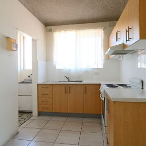 TIDY THREE BEDROOM UNIT IN FAIRFIELD - Photo 2