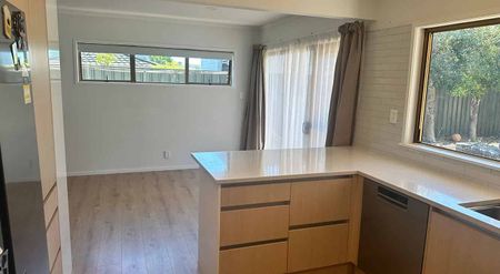 Large Sunny family home - Photo 3