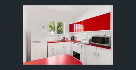 STONES THROW TO KIRRA'S BEACHES - Photo 2