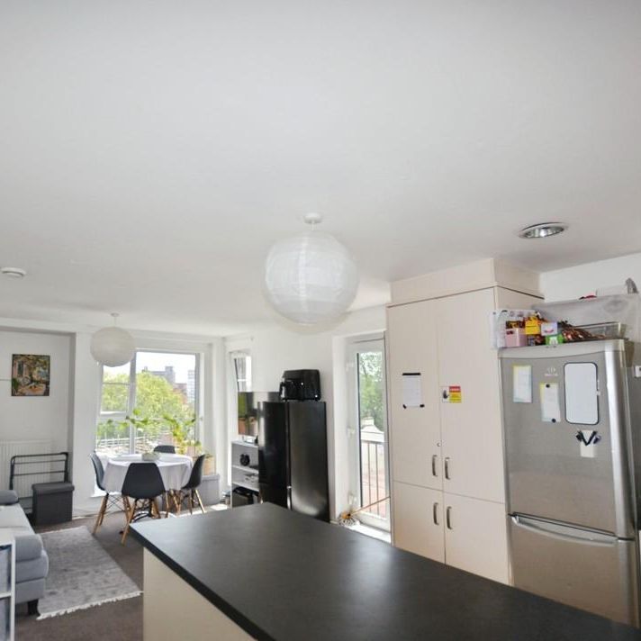 1 bedroom in a flat share to rent - Photo 1