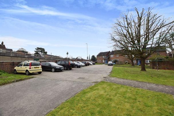 2 bedroom ground floor flat to rent - Photo 1