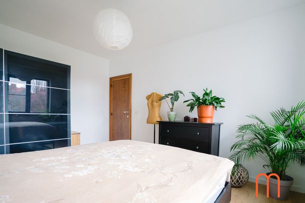 Mooie, gerenoveerde woning met 3 slaapkamers in de rustige wijk Mariakerke. - Photo 1