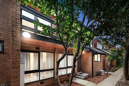 Townhouse in a rare quiet pocket of Richmond! - Photo 3