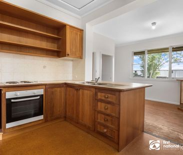 Spacious Family Home with a huge backyard! - Photo 2