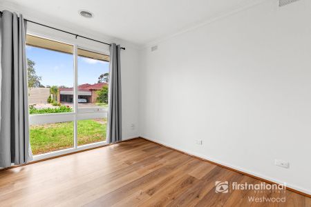 Stylish Unit with Comfort & Convenience! - Photo 3