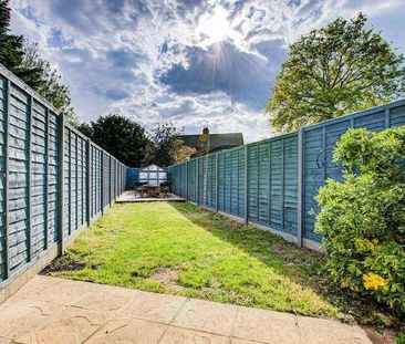 Bloxham Crescent, Hampton, TW12 - Photo 2