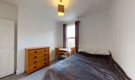 4-Bed Property with Double Bedrooms, Master Bathroom & Ensuite - Photo 4