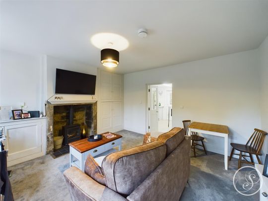 The Avenue, Harewood, Leeds LS17 - Photo 1