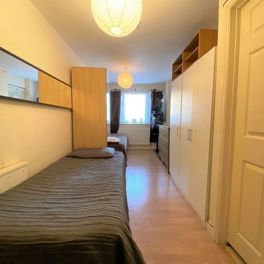 4 Bed Terraced House, Atkinson Road, E16 - Photo 1