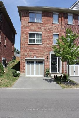 Townhouse For Lease | X8127798 - Photo 1