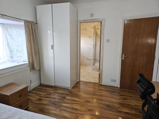 Room in a Shared Flat, Eastern Avenue, IG2 - Photo 1
