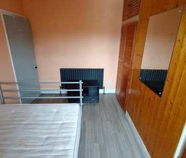 Room in a Shared House, London, E6 - Photo 4