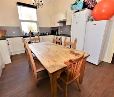 5 bedroom House in Moorland Avenue, Leeds - Photo 6