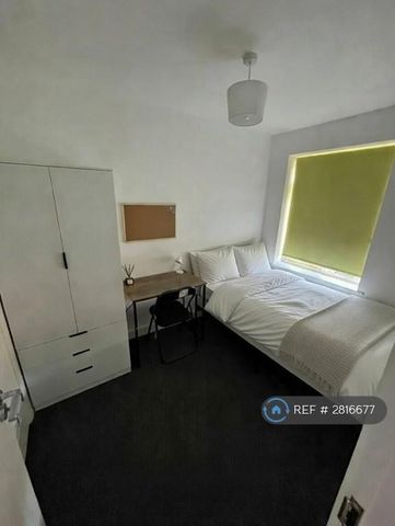 5 bedroom semi-detached house to rent - Photo 4