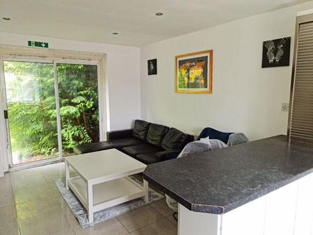 6 bedroom townhouse to rent - Photo 3