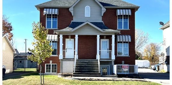 Logement 4 1/2 • Luxueux Neuf • demi-sous sol • Sainte Anne des Plaines - Photo 2