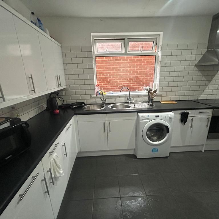 1 bedroom in a house share to rent - Photo 1