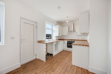 3 bed terraced house to rent in Third Avenue, Bury, BL9 - Photo 2