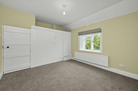 A charming country cottage with generous living spaces and countryside view. - Photo 4