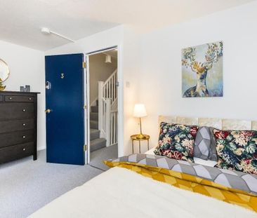 4 Bed Semi-Detached House, Inglewood Close, E14 - Photo 3