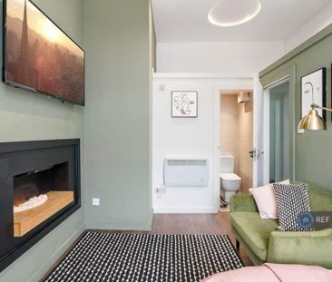 1 bedroom in a flat share to rent - Photo 1