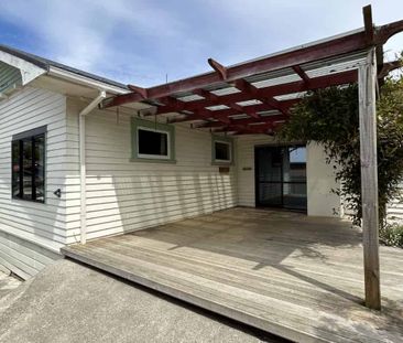 Spacious & Warm 3 Bedroom Family Home - Photo 5