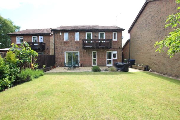 Tresillian Way, Woking - 4 bedrooms Property for lettings - Seymours - Photo 1