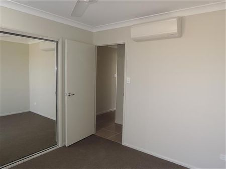 MODERN 4 BEDROOM 2 BATHROOM FAMILY HOME - Photo 2