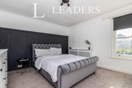 2 bedroom terraced to rent Albert Road, Addlestone, Surrey - Photo 4