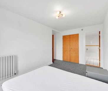 Western Beach Apartments, Royal Docks, E16 - Photo 3